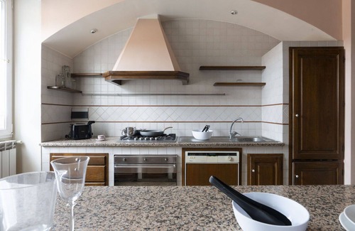 Villa Viani House | Stunning private villa for 6 people with WIFI, terrace, pets allowed and panoramic view