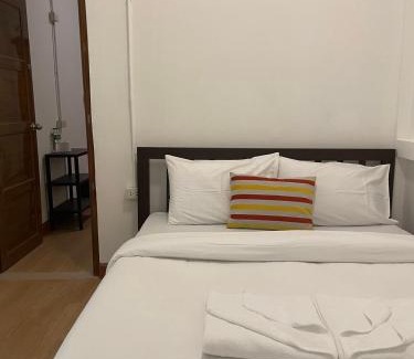 Pom Prap Hostel | The Open House Cafe and Hostel