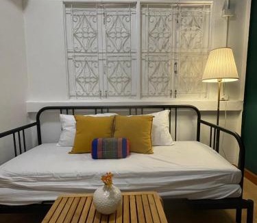 Pom Prap Hostel | The Open House Cafe and Hostel