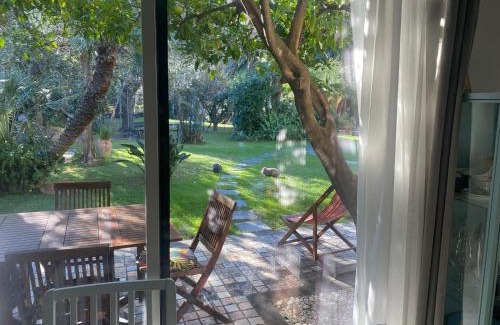 Vallecrosia Apartment | Villa Angelina Holiday Homes I Casa UG I Villa del 700 I Giardino I 4 ospiti I Mare 5 min I Parcheggio privato