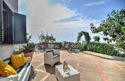 Pogerola House | Villa Eufemia: A spacious three-story villa which faces the sun and the sea, with Free WI-FI.