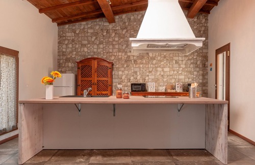 Cascina Villa | Villa 'Sunflowers' with Mountain View, Wi-Fi and Air Conditioning
