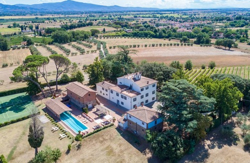 Monte San Savino Villa | 1000 m² Villa ∙ 12 bedrooms ∙ 24 guests