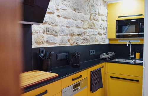 Besalu Apartment | 145 m² Apartment ∙ 1 bedroom ∙ 2 guests