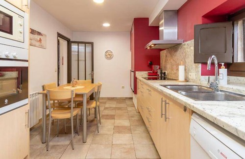 Sant Jordi Desvalls House | 200 m² House ∙ 4 bedrooms ∙ 9 guests
