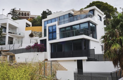 Llanca Villa | 250 m² Villa ∙ 4 bedrooms ∙ 8 guests