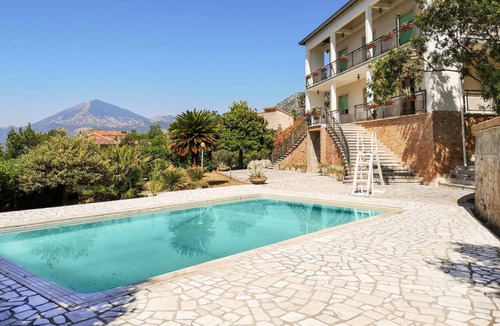 Vallerotonda House | 330 m² House ∙ 5 bedrooms ∙ 11 guests