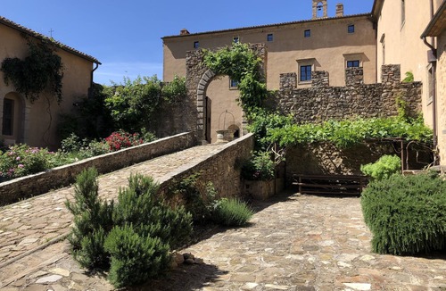 Seggiano House | 4 bedroom apartment in a medieval castle estate with swimming pool