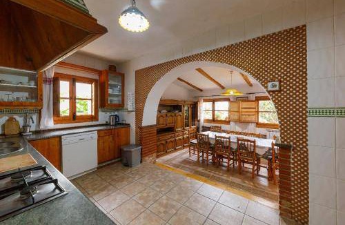 Tobed House | 700 m² House ∙ 9 bedrooms ∙ 18 guests