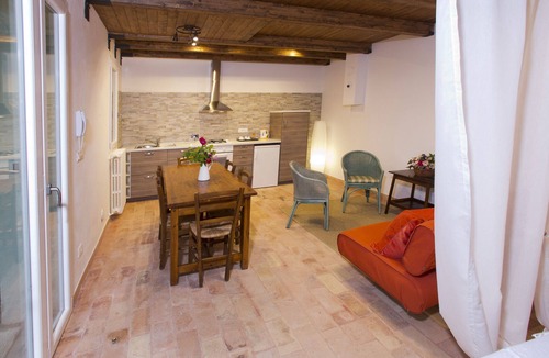 Farne Apartment | Airy studio apt in a beautiful garden