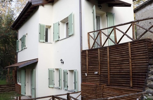 Farne Apartment | Airy studio apt in a beautiful garden