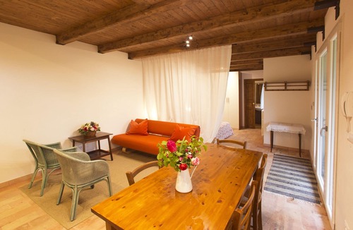Farne Apartment | Airy studio apt in a beautiful garden