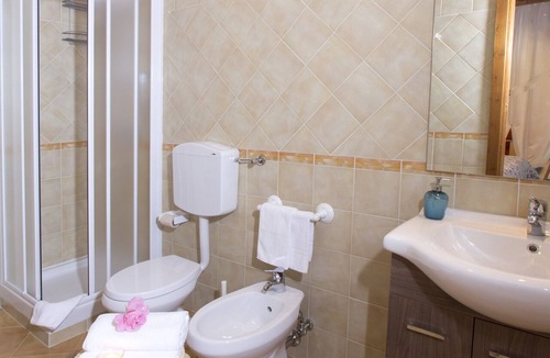 Farne Apartment | Airy studio apt in a beautiful garden