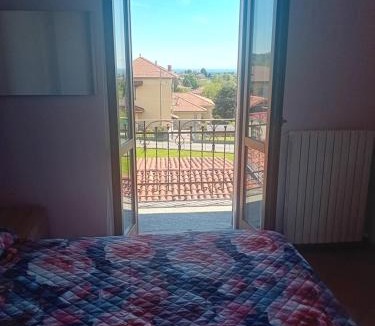 Biella Apartment | Alloggio grazioso con vista giardino e parcheggio