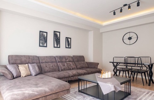 Pendik Apartment | Amazing Flat near Metro with Balcony in Pendik