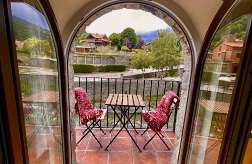 Camprodon Apartment | Apartamento colgante al río con vistas al puente