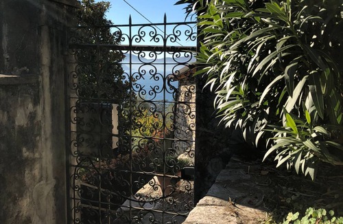Carate Urio Apartment | Apartemnet mit Grossen Garten in Historischer Villa am Comer See