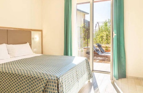Ospedaletto D'Alpinolo Apartment | Apartment with whirlpool and garden with barbecue, deck chairs and gazebo (Fringuello)