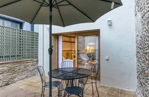 Castello d'Empuries Apartment | Apartment 'Apartaments Can Gibert - Palleret' with Private Terrace and Wi-Fi