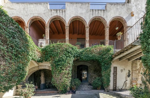 Castello d'Empuries Apartment | Apartment 'Apartaments Can Gibert - Rubina' with Private Terrace, Shared Garden and Wi-Fi