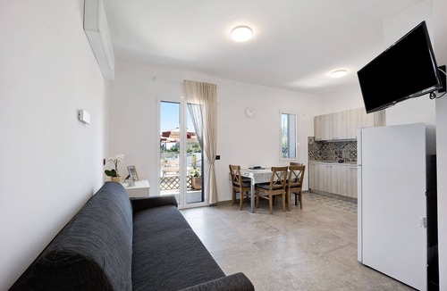 Andora Apartment | Apartment 'Antichi Ricordi - Il Frantoio' with Shared Pool, Wi-Fi and Air Conditioning