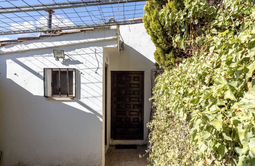 Valdelaguna Apartment | Apartment 'Apto Rural La Buganvilla' with Mountain Views, Wi-Fi and Air Conditioning