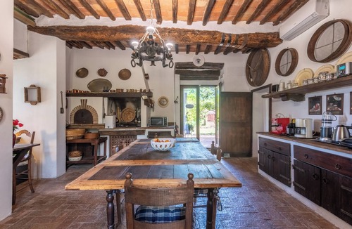 Murlo Apartment | Apartment 'Casa Gialla A Murlo' with Shared Pool, Wi-Fi and Air Conditioning