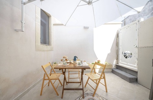 Melendugno Apartment | Apartment 'Dimora Elia' with Private Terrace, Wi-Fi and Air Conditioning