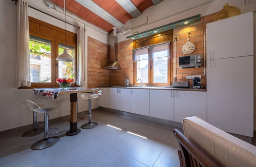 Conesa Apartment | Apartment 'El Clos 4' with Private Terrace, Shared Garden and Wi-Fi