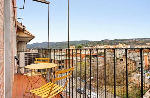 San Sadurni Apartment | Apartment 'Encantador Loft' with Mountain View, Wi-Fi and Air Conditioning