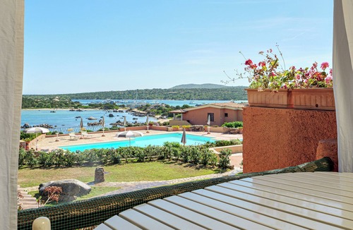 Golfo di Marinella Apartment | Apartment 'Eucaliptus Sea View' with Sea View, Shared Pool and Private Terrace