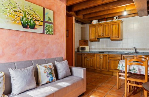 Llenin House | Apartment 'Fana' with Mountain View, Private Garden and Wi-Fi