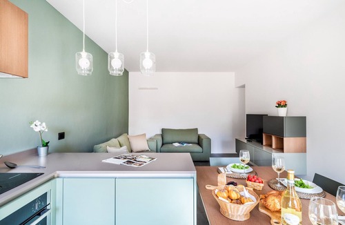 Gargnano Apartment | Apartment 'Gemhouse Smeraldo Garda Lake' 50 m from the lake, wi-fi and air conditioning n