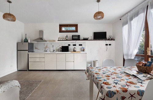 Arcola Apartment | Apartment 'Ginestra' with Sea View, Wi-Fi and Air Conditioning