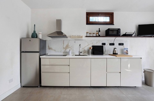 Arcola Apartment | Apartment 'Ginestra' with Sea View, Wi-Fi and Air Conditioning