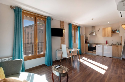 Daroca Apartment | Apartment 'Halima' with Balcony, Wi-Fi and Air Conditioning