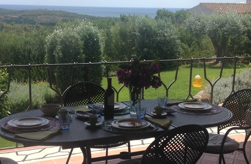 San Teodoro Villa | Apartment in fine villa with excellent sea view and well-kept garden.