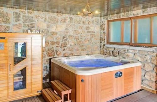 Galapagar House | Apartment in Galapagar with Pool and Sauna