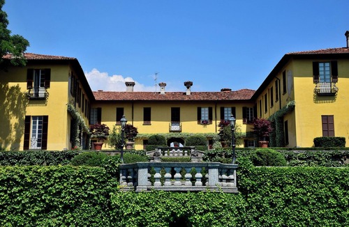 Calco Apartment | Apartment in historic villa with garden and pool near Lake Como
