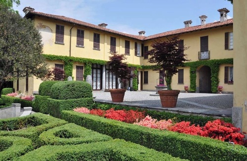 Calco Apartment | Apartment in historic villa with garden and pool near Lake Como