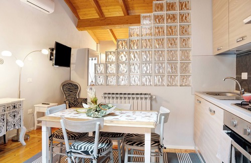 Piazza Apartment | Apartment 'Incantevole Loft' with Balcony, Wi-Fi and Air Conditioning