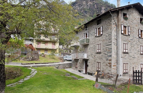 Chiesa in Valmalenco Apartment | Apartment 'Bellavista' with Mountain View & Garden