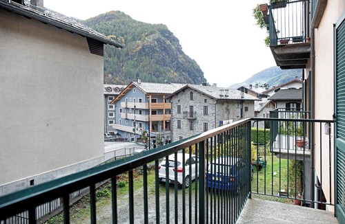 Chiesa in Valmalenco Apartment | Apartment 'La Casetta Chiesa Valmalenco' with Mountain View, Private Terrace and Wi-Fi