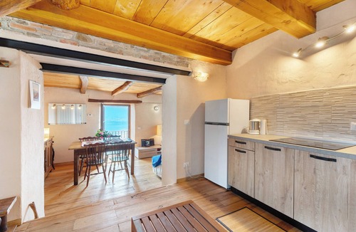 Gonte Apartment | Apartment 'La Torretta Di Mozzola' with Lake View, Private Terrace and Wi-Fi