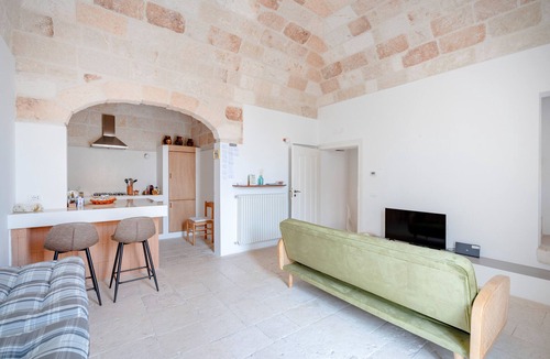 Conversano Apartment | Apartment 'Lemos' with Private Terrace, Wi-Fi and Air Conditioning