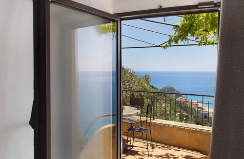 Varigotti Apartment | Apartment 'Mandarino' with Sea View, Wi-Fi and Air Conditioning