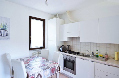 Castello Apartment | Apartment near Lake with Mountain Views