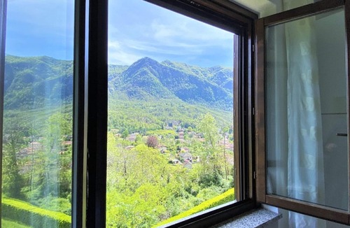 Castello Apartment | Apartment near Lake with Mountain Views