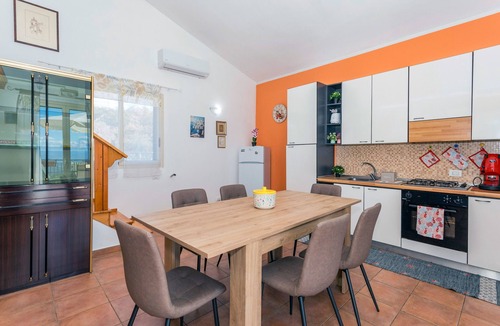 Belpasso Villa | Apartment 'Oasi Dell'Etna' with Mountain View, Wi-Fi and Air Conditioning