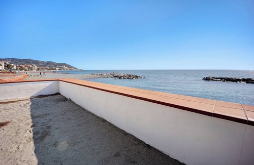 Diano Marina Apartment | Apartment Orizzonte 9 A with Shared Garden & Wi-Fi